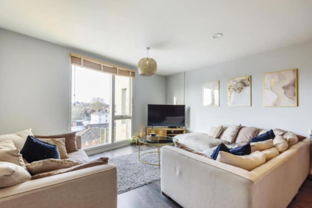 Sala de estar con 2 sofás y TV en 3 Bedroom Penthouse Apartment Central Maidenhead, en Maidenhead
