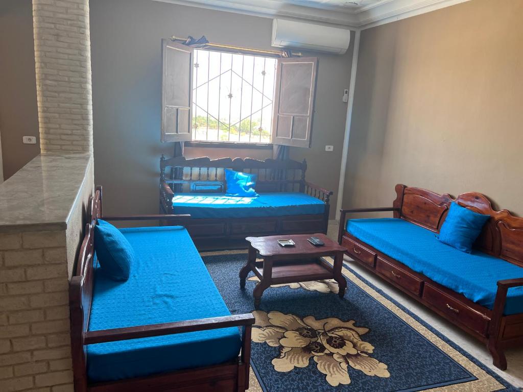 托澤爾的住宿－Dar Chamsa，客厅配有两张床和一张桌子