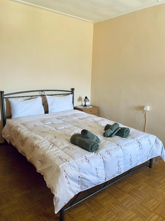 1 dormitorio con 1 cama grande y 2 almohadas en Pavlianis Cottage House, en Pavliani