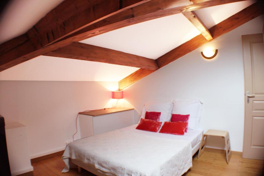 コルテにあるCasa Corteのベッドルーム1室(白いベッド1台、赤い枕2つ付)