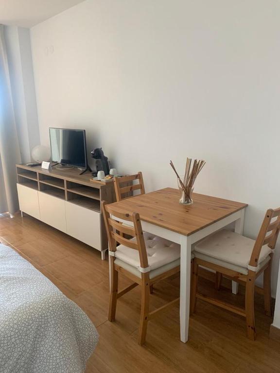 Televízia a/alebo spoločenská miestnosť v ubytovaní Apartamentos Chinasolymar