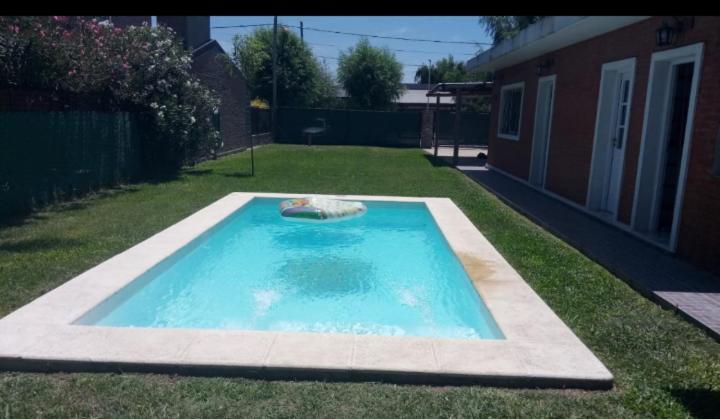 a small swimming pool in the yard of a house at Casa Central in Roldán