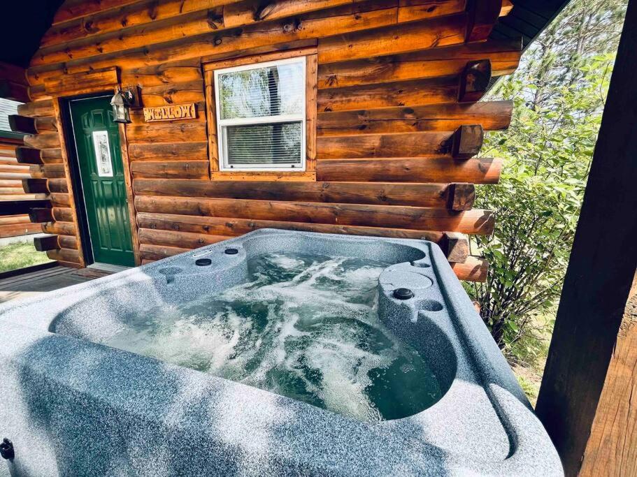 een bad voor een blokhut bij Willow Cabin in Thompsonville