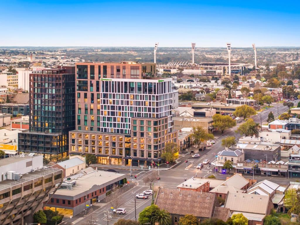 Holiday Inn & Suites Geelong, an IHG Hotel في جيلونج: اطلالة جوية على مدينة ذات مباني طويلة