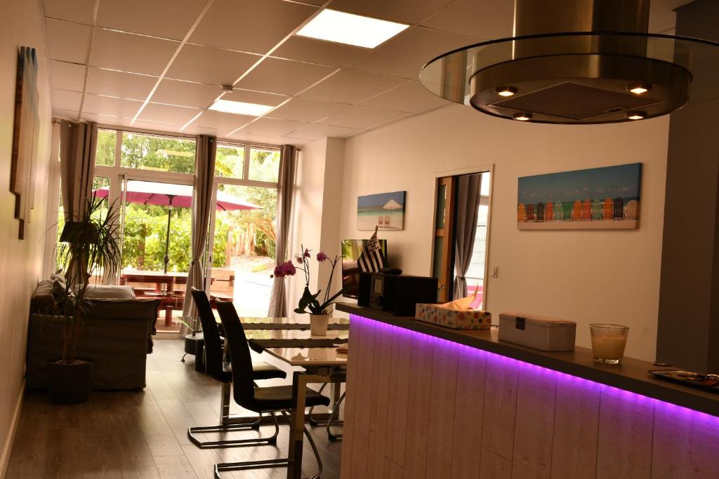 een restaurant met een bar met paarse verlichting bij kerloch gwen in Combrit