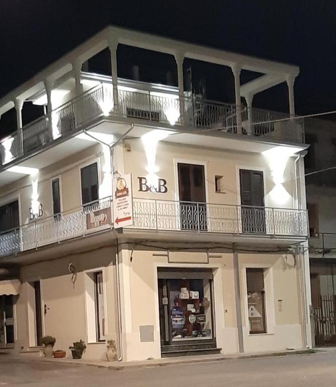 duży biały budynek z balkonem na górze w obiekcie Le Antiche Colonne w mieście Cinquefrondi