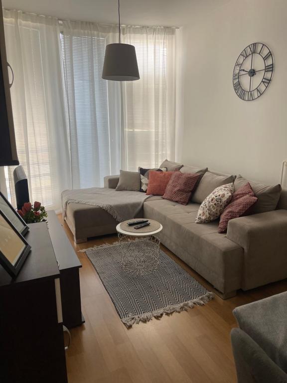 sala de estar con sofá y mesa en Apartman II u centru grada en Kutina