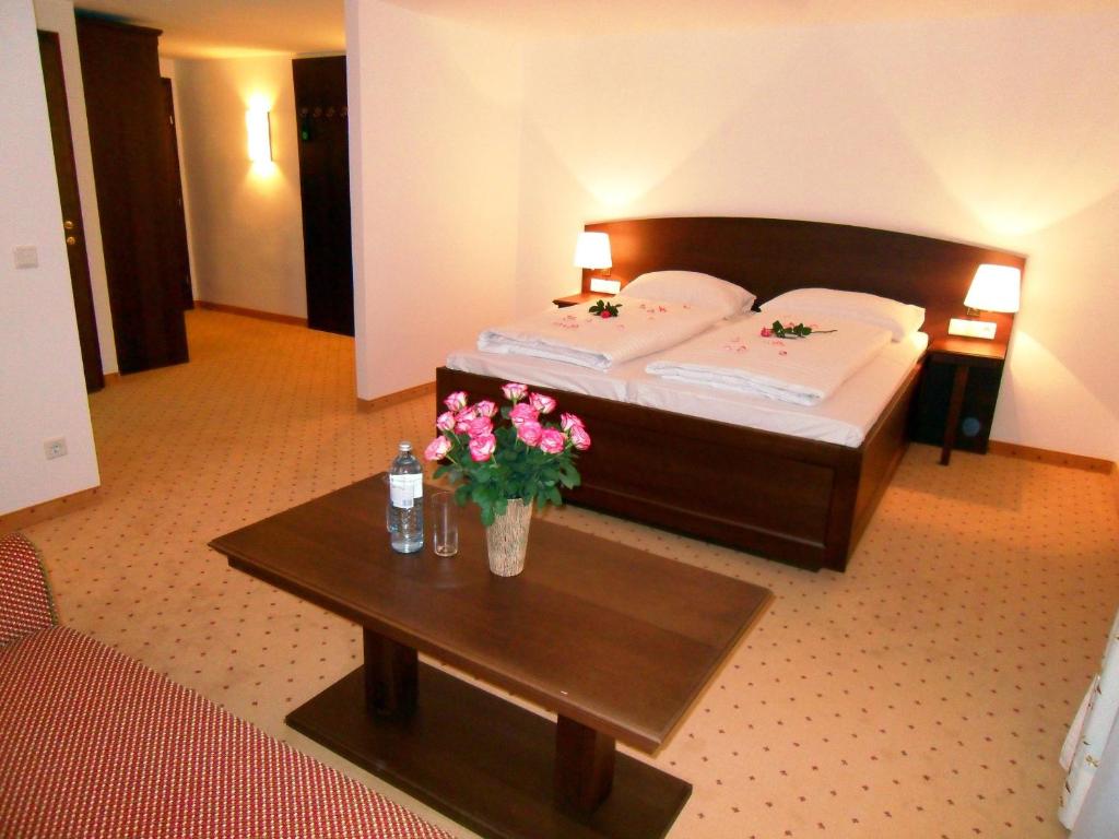 Postel nebo postele na pokoji v ubytování Hotel Gasthof Der Jägerwirt