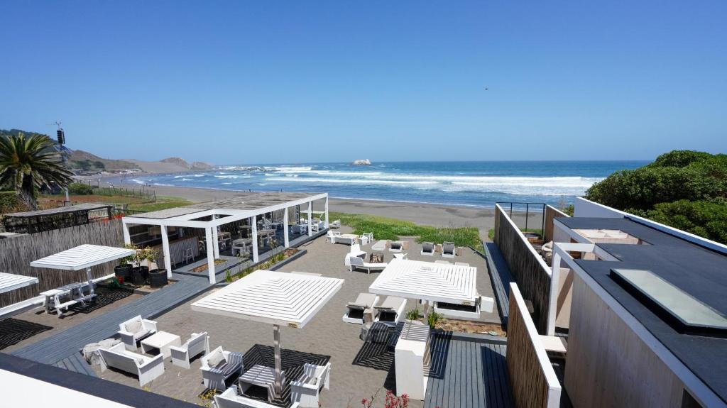 uma vista para a praia a partir da varanda de um hotel em Hotel Mar Blanco em Matanzas