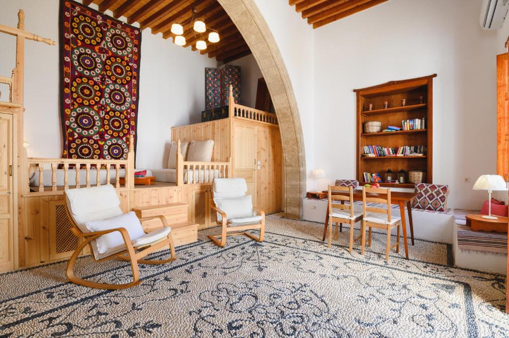 a living room with two chairs and a table at Villa Nouna in Líndos