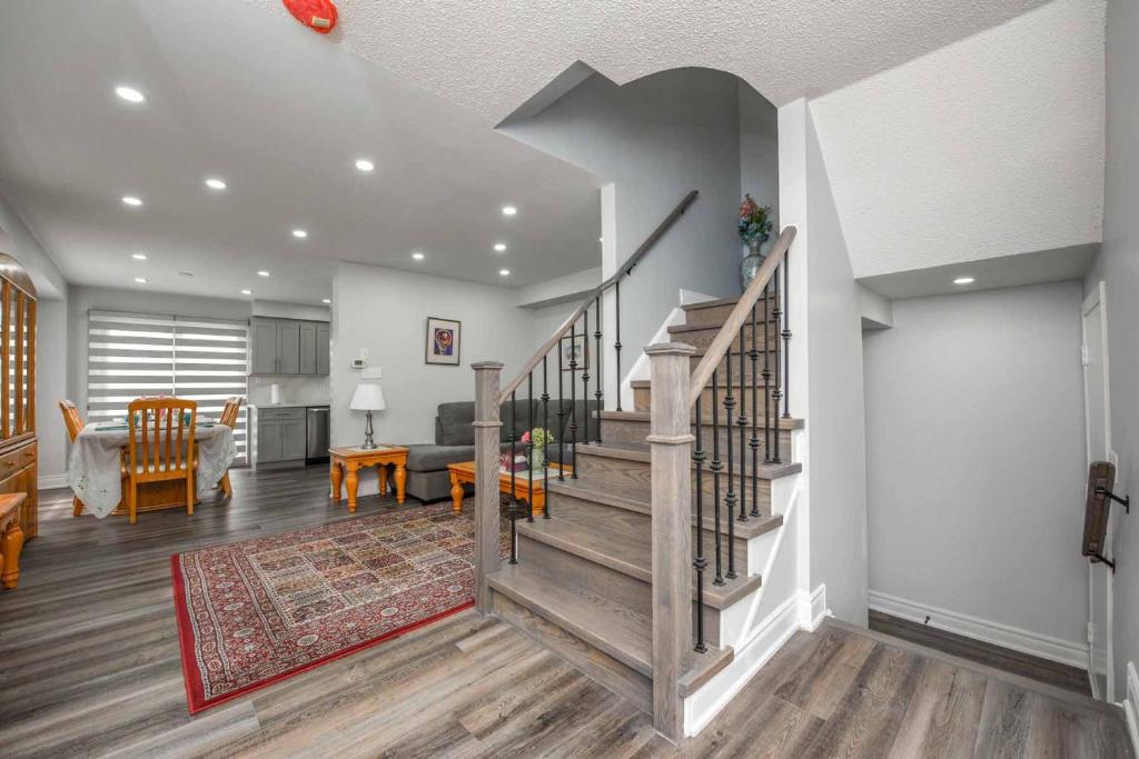 un salon avec un escalier et une salle à manger dans l'établissement 4 bedrooms 4 baths complete Home in Churchill Meadows, Mississauga, à Mississauga