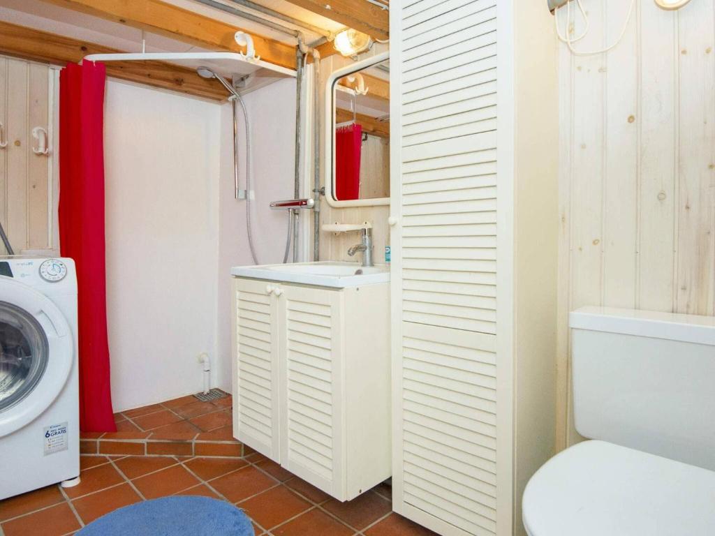 Koupelna v ubytování Holiday home Grenaa L