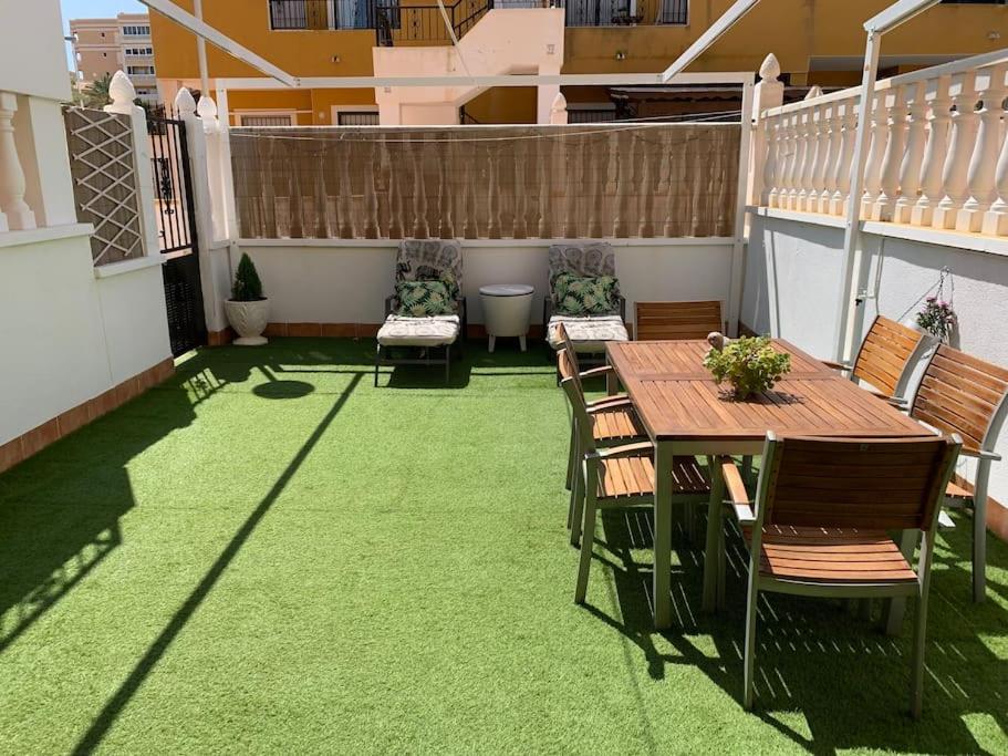 un patio con tavolo e sedie su un balcone di Apartamento Terraza Arenales del Sol ad Arenales del Sol