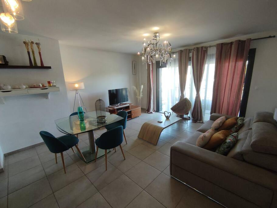 un salon avec un canapé et une table en verre dans l'établissement Appartement charmant à la Teste de Buch, à La Teste-de-Buch