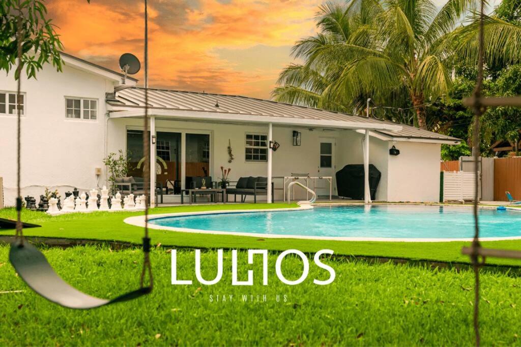 una casa con piscina en el patio en Miami Fun Home with Pool & Games L30, en Miami
