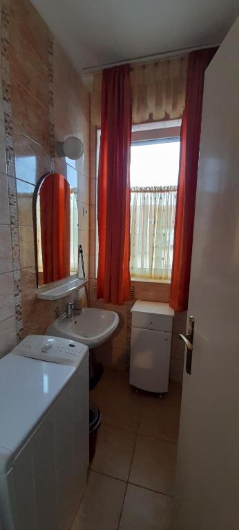Łóżko lub łóżka w pokoju w obiekcie Orchidea Apartman
