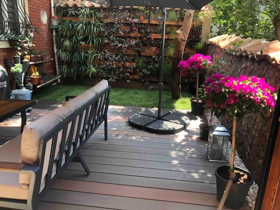 アンタルヤにあるAntalya kaleiçi bahçeli özel muhteşem müstakil villaの木製デッキ(ベンチ付)