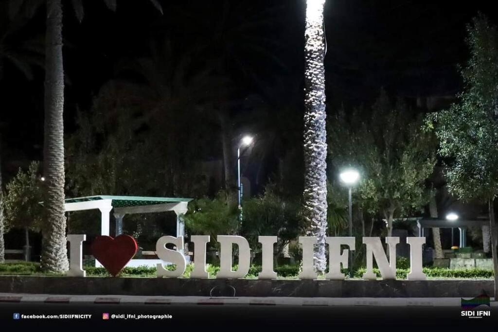 een teken dat zegt dat je 's nachts moet vinden bij Très belle maison in Sidi Ifni