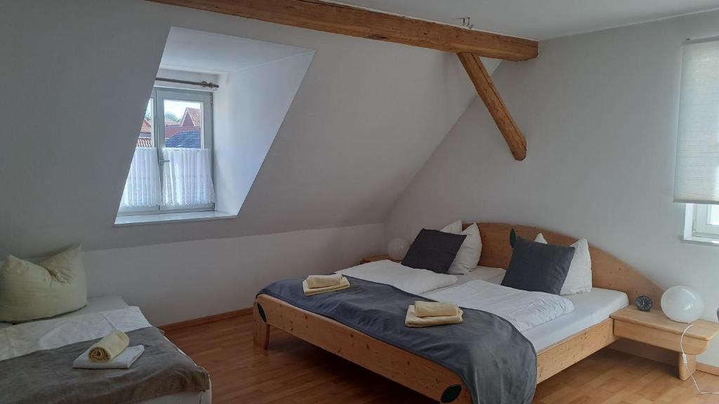 a bedroom with a bed and a window at Gasthaus "Garni" Am Viehmarkt 