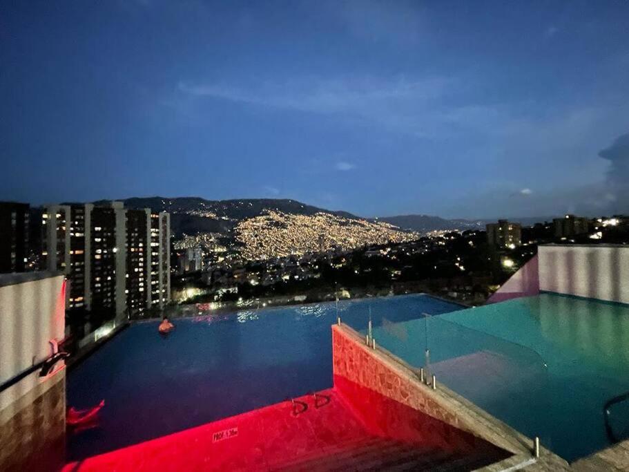 uma grande piscina de água no topo de um edifício em Hermoso apartamento en sector exclusivo. em Bello