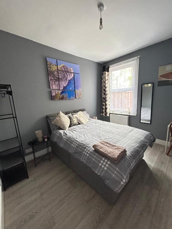 - une chambre dotée d'un lit avec un mur bleu dans l'établissement Hatton Homes: Tottenham (Thackery Avenue), à Londres