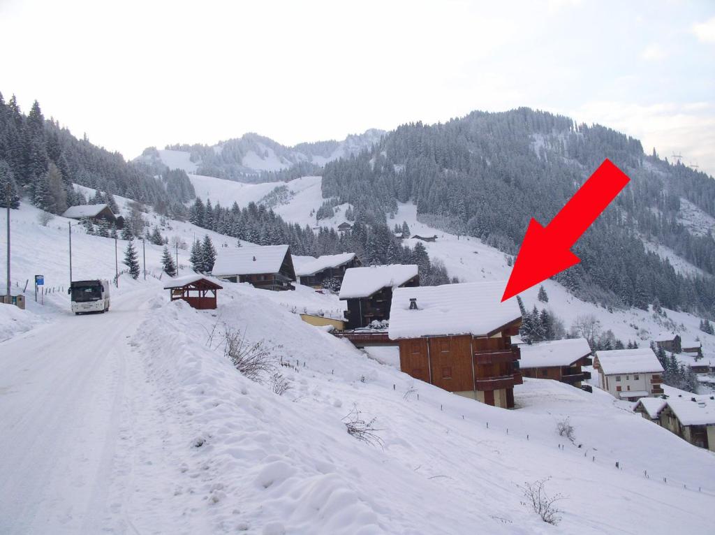 uma seta vermelha apontando para uma aldeia na neve em Modern apartment in Chatel with fantastic views em Châtel