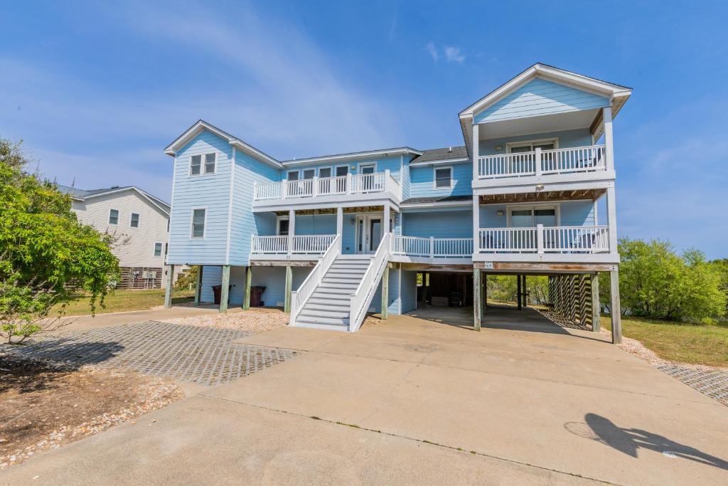 Casa azul grande con balcones blancos en 4611 - Prescription OBX, en Southern Shores