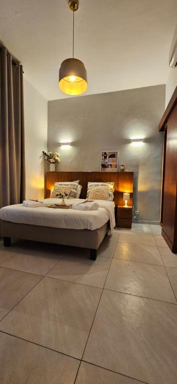 - une chambre avec un grand lit dans l'établissement Chez Nina & Patrick, à Douala