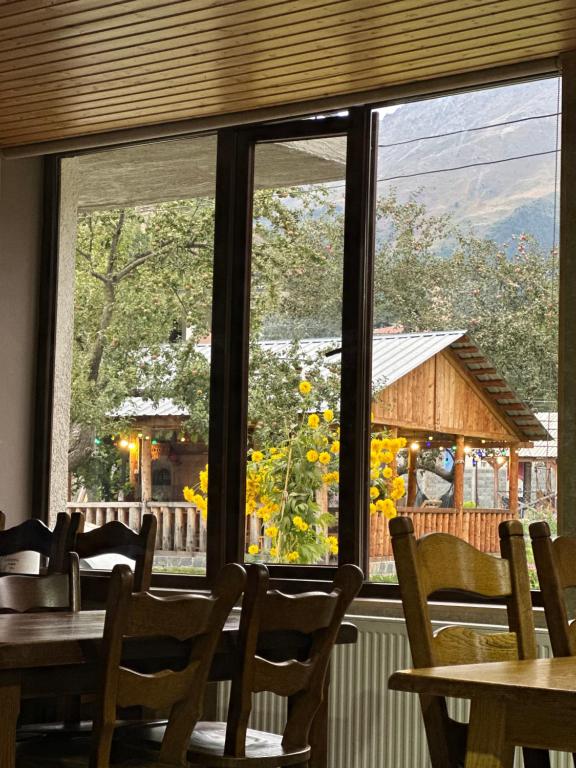 Vista general d'una muntanya o vistes d'una muntanya des de l'hostal o pensió