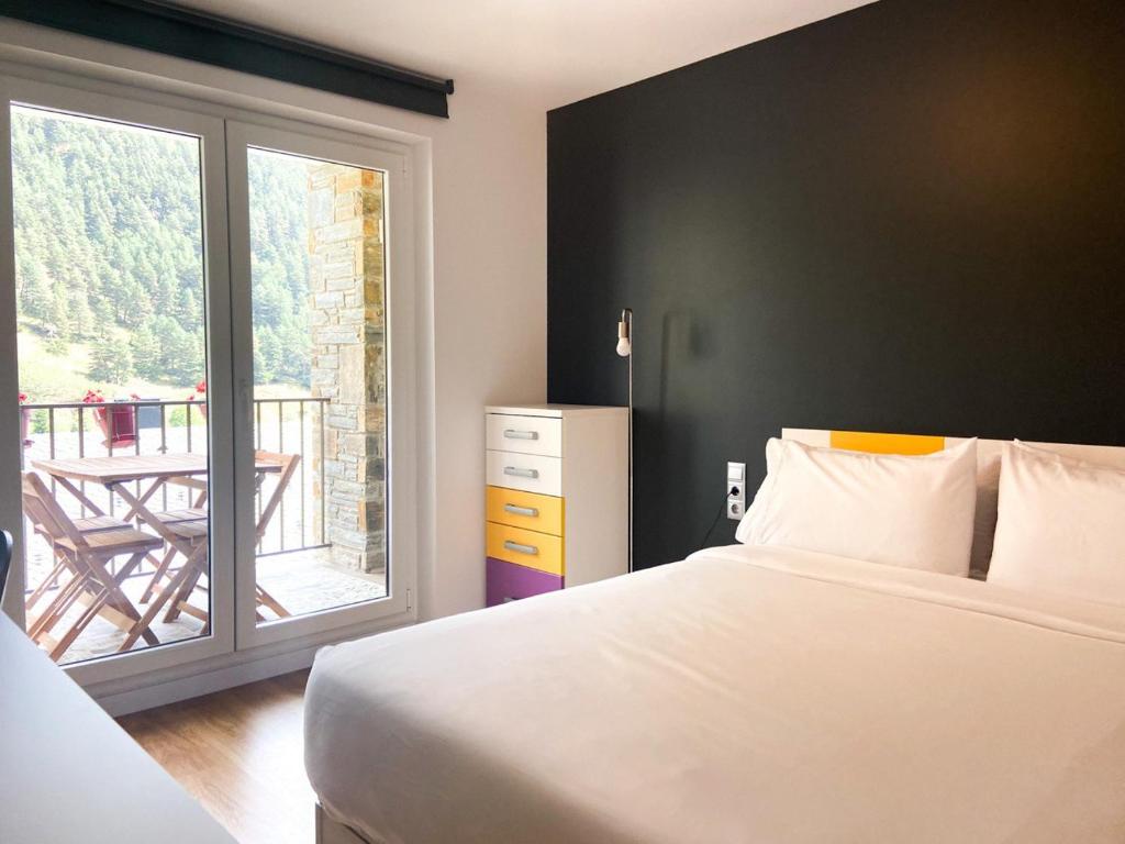 Postel nebo postele na pokoji v ubytování Terraza con Increibles Vistas Para 6 adultos y 2 extra niño - 3 habitaciones - 2 baños - ARINSAL - FREE PARKING l by BonesVacances