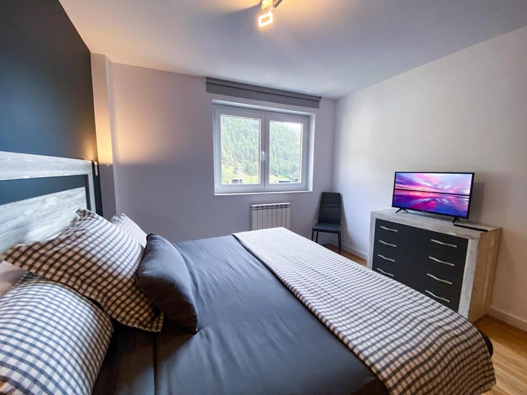 Postel nebo postele na pokoji v ubytování Terraza con Increibles Vistas Para 6 adultos y 2 extra niño - 3 habitaciones - 2 baños - ARINSAL - FREE PARKING l by BonesVacances