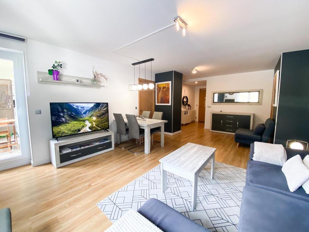 TV a/nebo společenská místnost v ubytování Terraza con Increibles Vistas Para 6 adultos y 2 extra niño - 3 habitaciones - 2 baños - ARINSAL - FREE PARKING l by BonesVacances