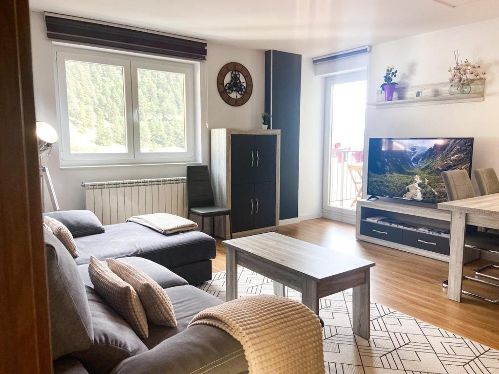 TV a/nebo společenská místnost v ubytování Terraza con Increibles Vistas Para 6 adultos y 2 extra niño - 3 habitaciones - 2 baños - ARINSAL - FREE PARKING l by BonesVacances