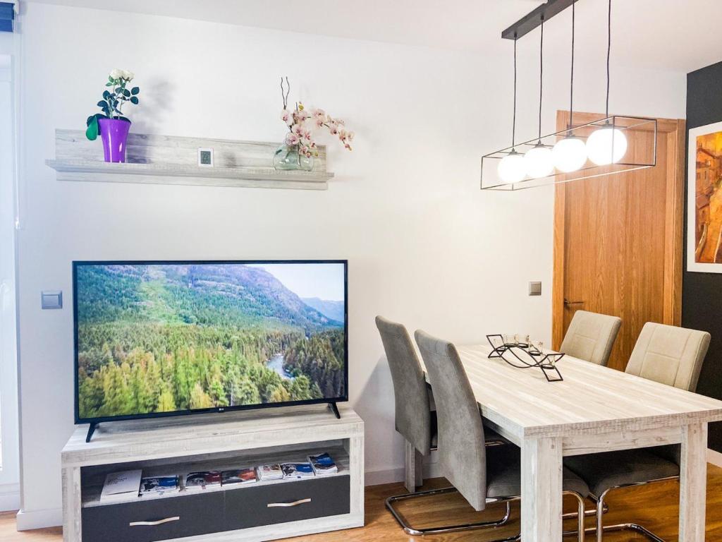 TV a/nebo společenská místnost v ubytování Terraza con Increibles Vistas Para 6 adultos y 2 extra niño - 3 habitaciones - 2 baños - ARINSAL - FREE PARKING l by BonesVacances