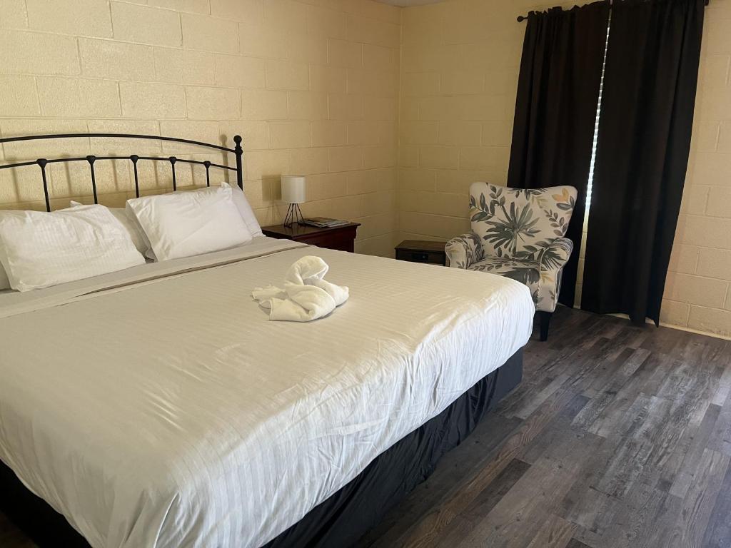 Krevet ili kreveti u jedinici u objektu JI5, King Guest Room at the Joplin Inn at entrance to the resort Hotel Room