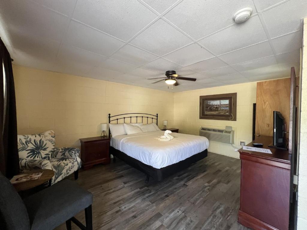 En eller flere senger på et rom på JI6, King Guest Room at the Joplin Inn at entrance to the resort Hotel Room