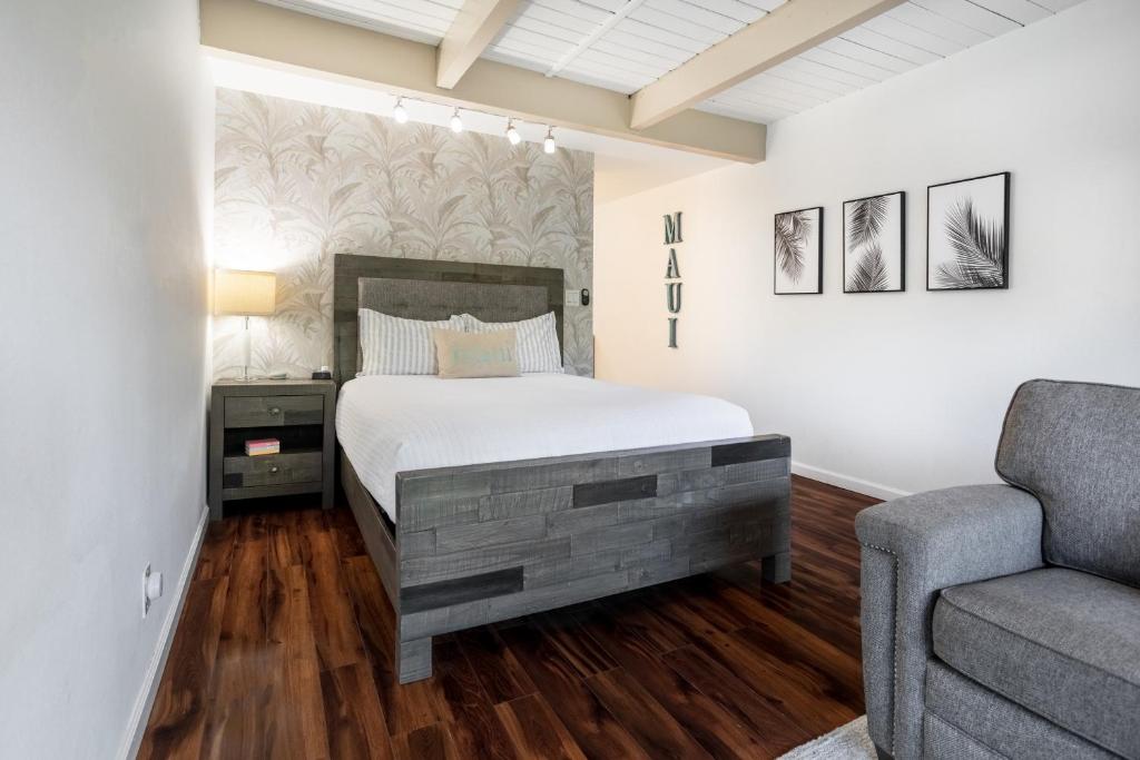 um quarto com uma cama e um sofá em Beach Paradise on a Budget: Charming Maui Studio Condo Just Steps from the Beach! em Kihei