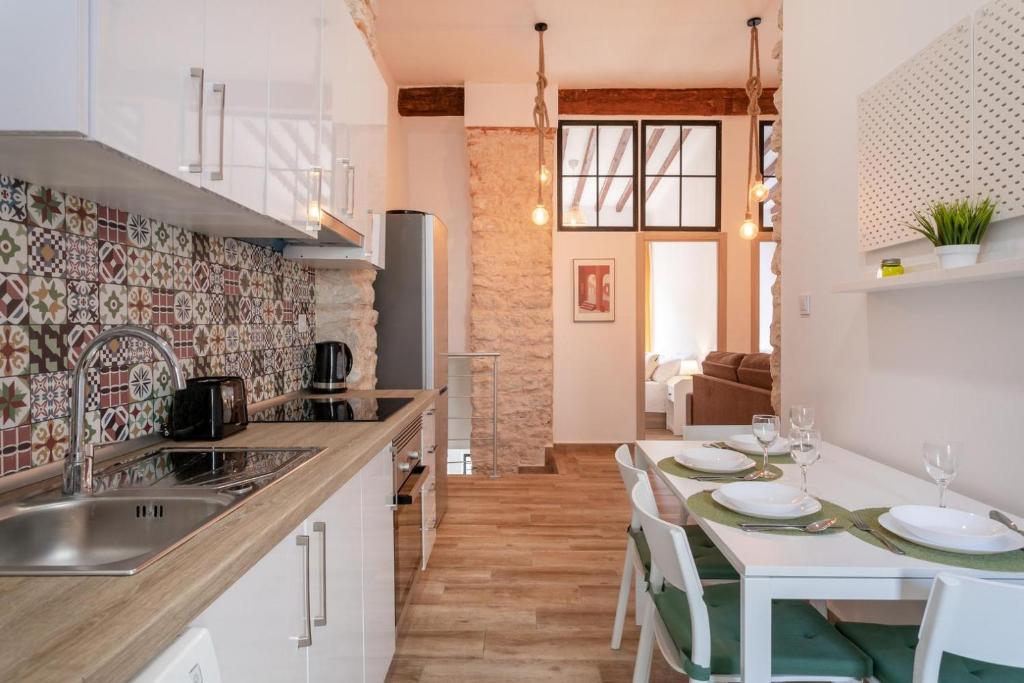 Kuchyň nebo kuchyňský kout v ubytování Bel appartement rustique au cœur d'Alicante