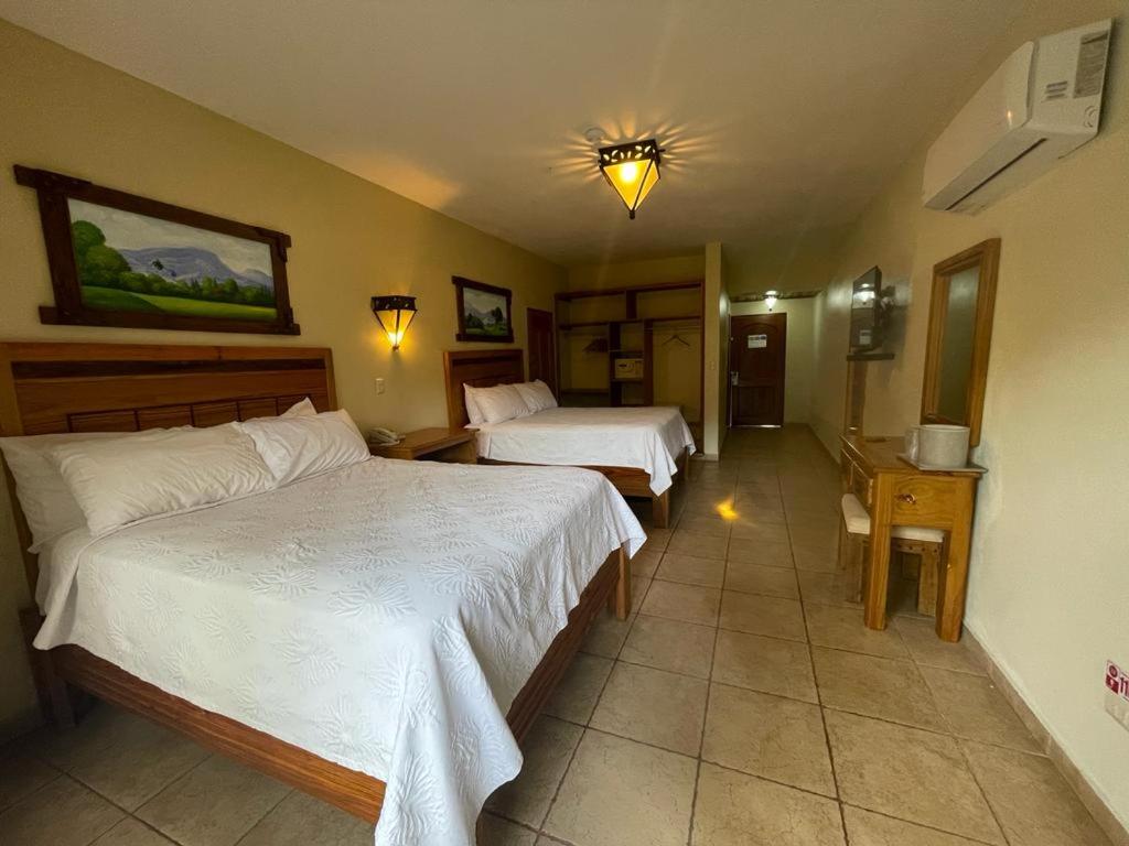 Postel nebo postele na pokoji v ubytování Hotel Gran Jimenoa