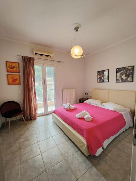Postel nebo postele na pokoji v ubytování Potamos apartment with view