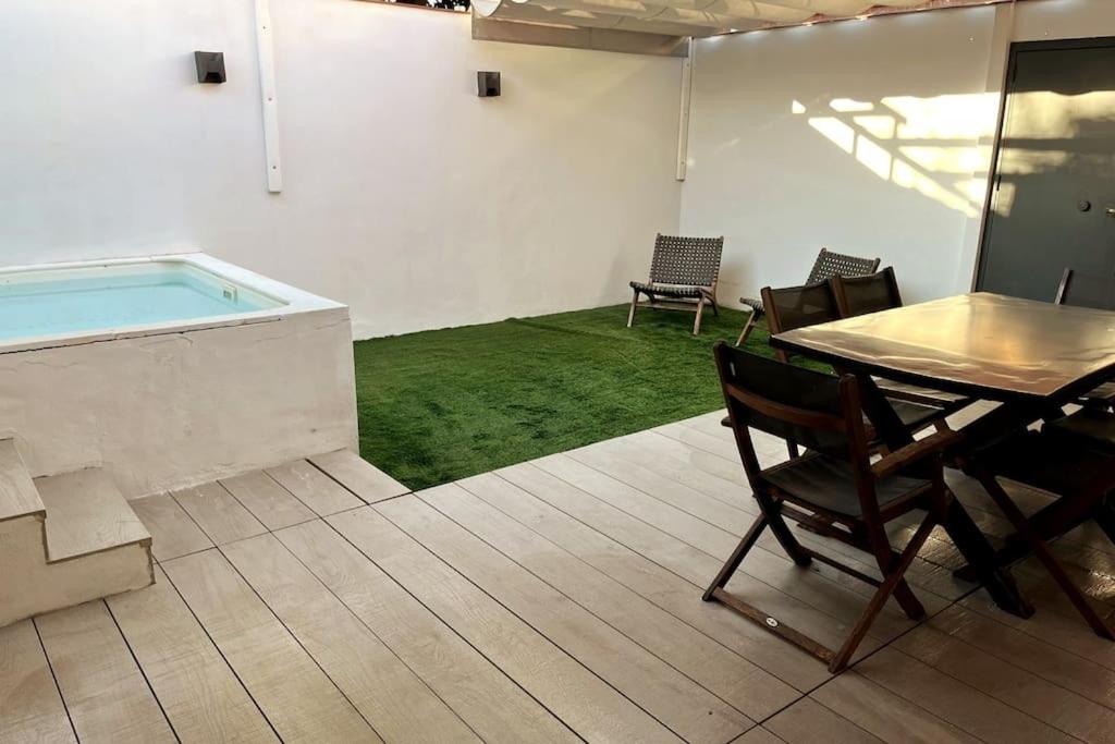 un patio con mesa, sillas y piscina en Casa unifamiliar FIBES, en Sevilla