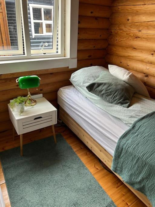una camera da letto con un letto e un tavolo con una lampada di Luxury cottage located in the Golden Circle, mountain view! a Laugarvatn