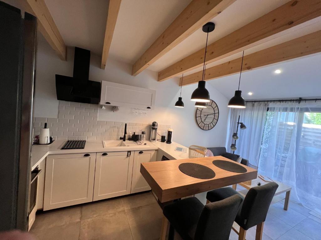 Kuchyň nebo kuchyňský kout v ubytování Cocon Classé 3 Etoiles - Love et Détente - SPA