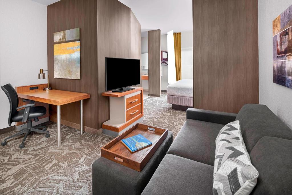 TV a/nebo společenská místnost v ubytování SpringHill Suites Scottsdale North