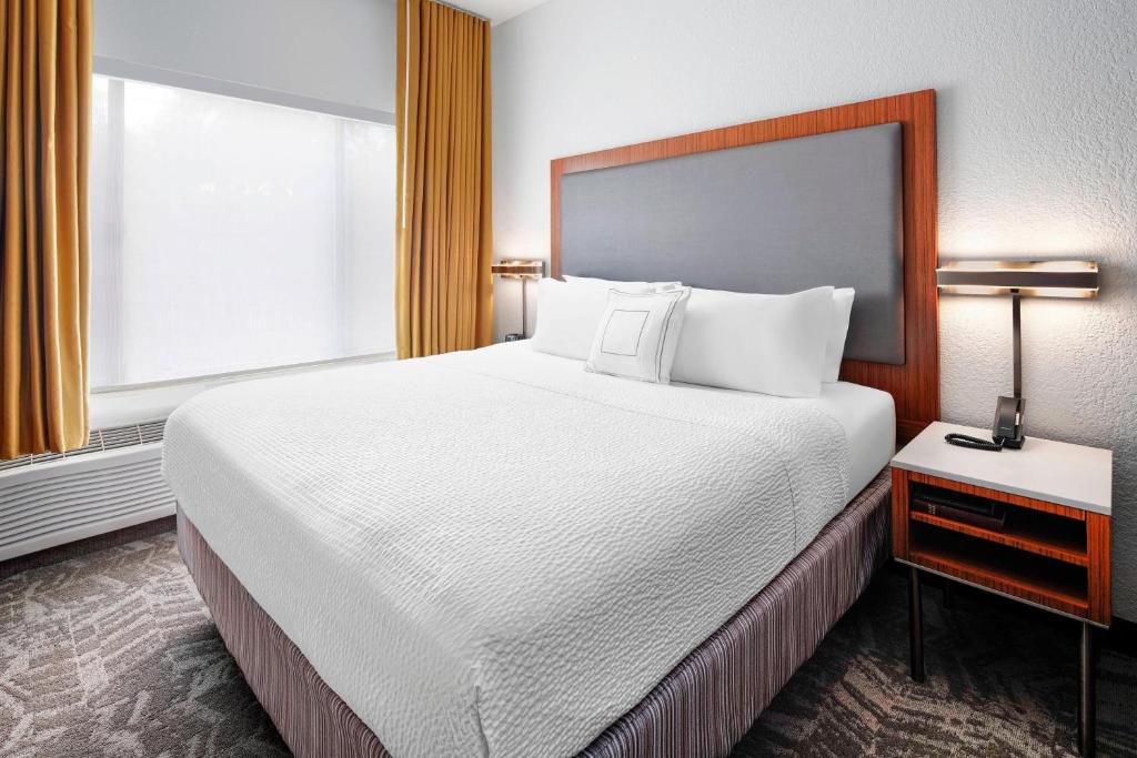 Postel nebo postele na pokoji v ubytování SpringHill Suites Scottsdale North
