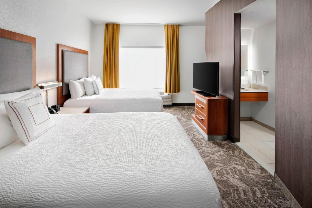 Postel nebo postele na pokoji v ubytování SpringHill Suites Scottsdale North