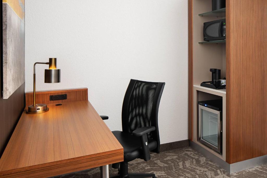 TV a/nebo společenská místnost v ubytování SpringHill Suites Scottsdale North