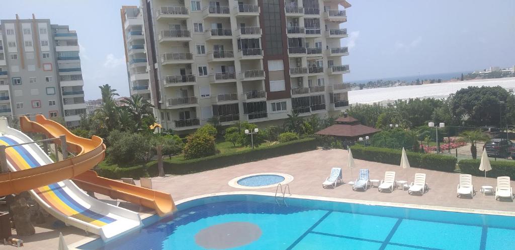 uma vista para uma piscina com um escorrega aquático em Sunset Beach Resort, 5* hotel/beach facilities em Alanya