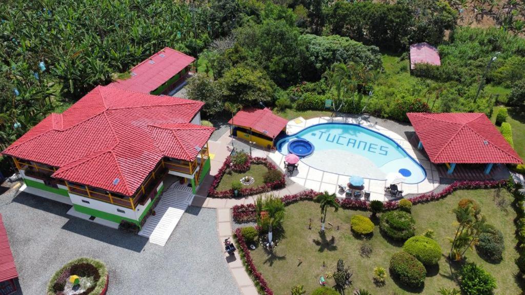 una vista aérea de una casa con piscina en Hotel Campestre Los Tucanes, en Armenia