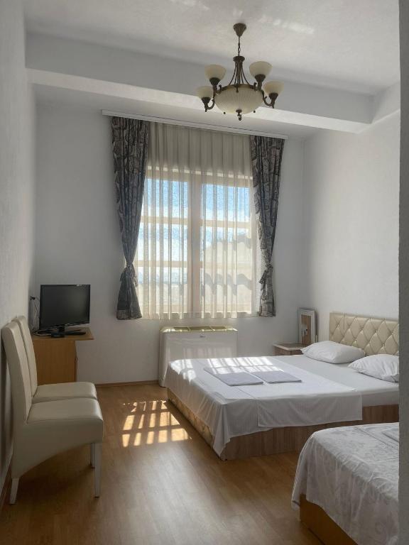 Peja INN - Deluxe Double Room (2 Adults + 1 Child)